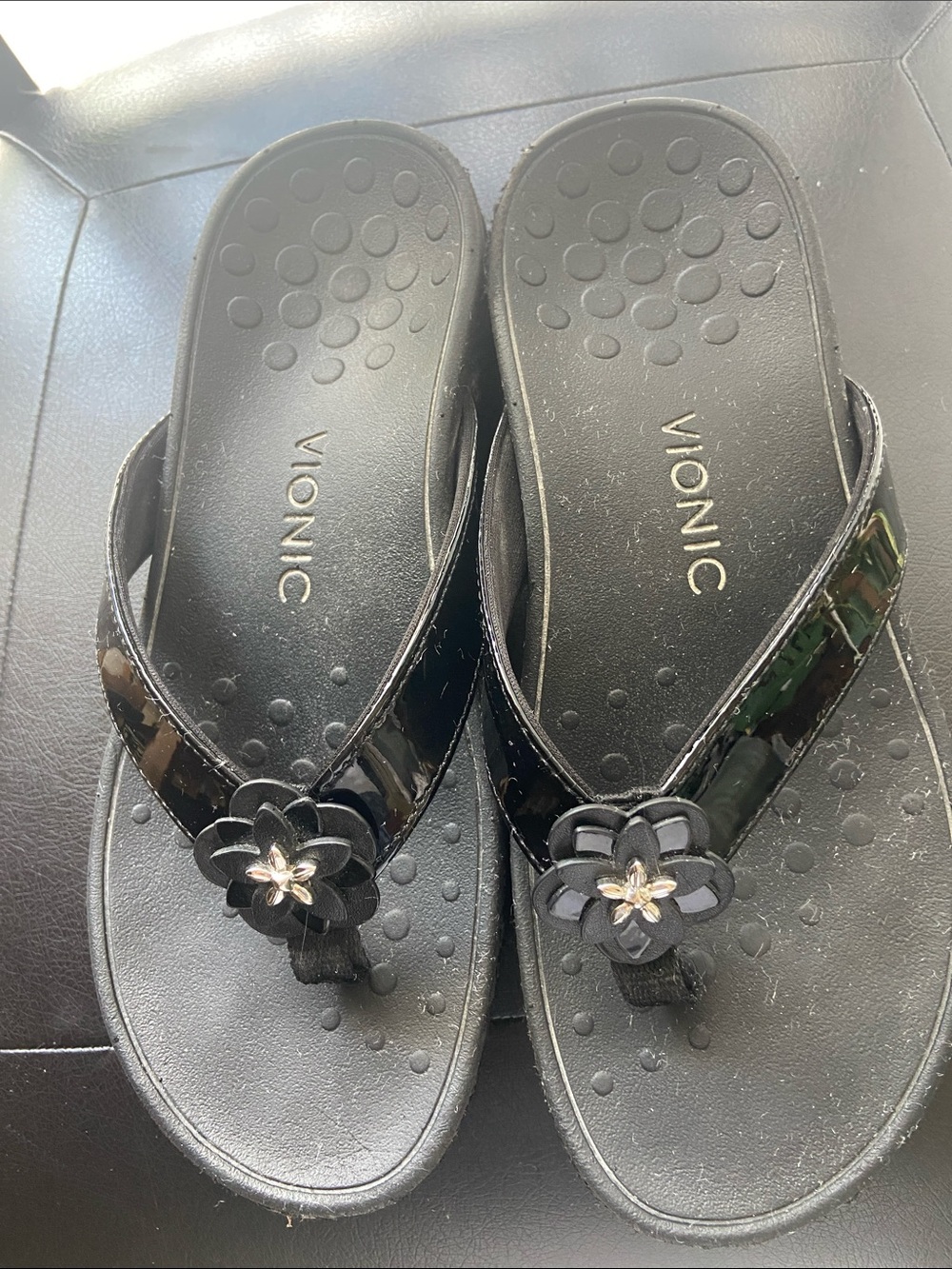 Vionic Black Patent Floral Toe-Post Sandals